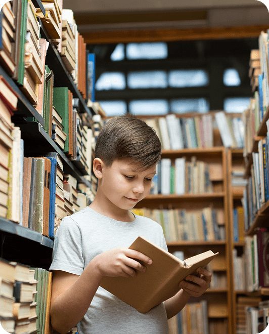 Kütüphanede kitap okuyan öğrenci